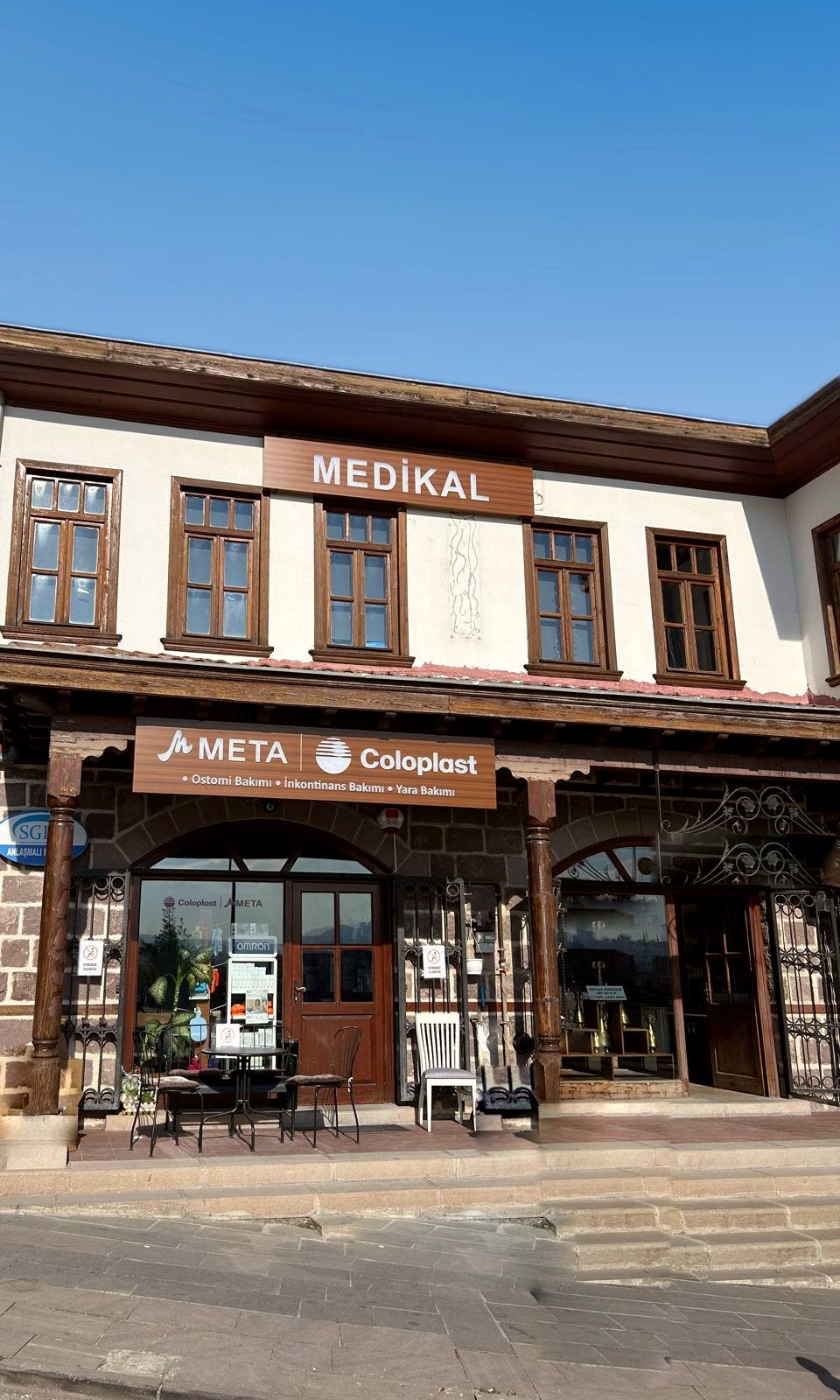 META Coloplast mağaza tabelası ve girişi