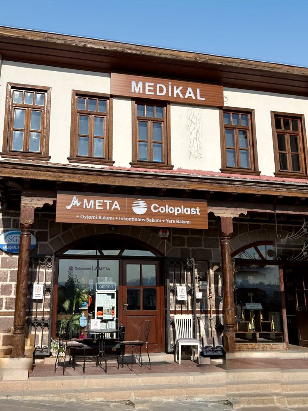 META Coloplast mağazası: Hamamönü'nde tarihi taş binada, MEDİKAL ve META | Coloplast tabelalarıyla