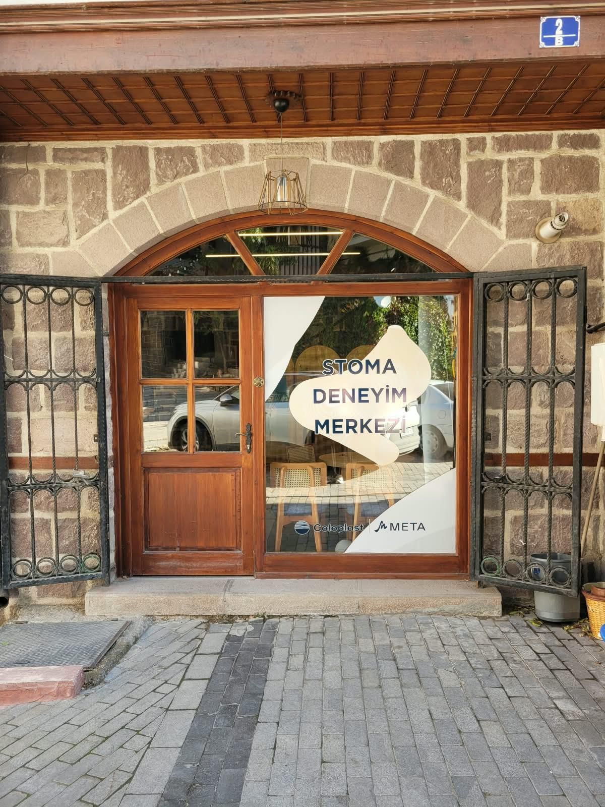Öz Sokak No:2/B kapısı
